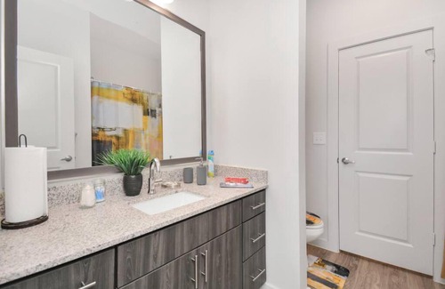 George Bush Park/Eldridge Apartamento | Stylish Apt Pool Wi-Fi Parking