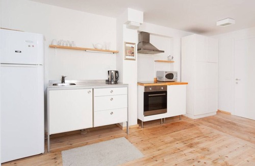 Tel Aviv City Center Apartamento | Stylish Apt w/ Charming Balcony in the Very Center