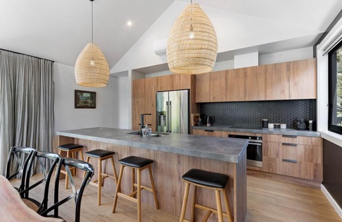 Arrowtown Casa | Stylish Arrowtown Home-fabulous location + comfort