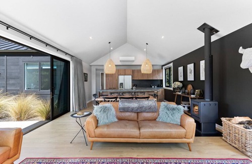 Arrowtown Casa | Stylish Arrowtown Home-fabulous location + comfort