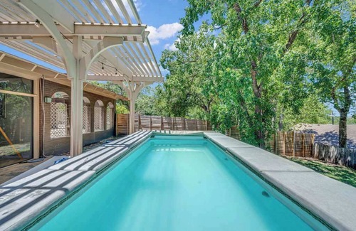 Riverside Casa | Beautiful Austin Retreat | Pool |Large Backyard | Sleeps 10