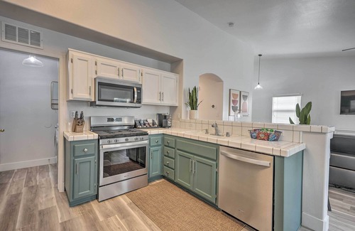 Greenacres Casa | Stylish Bakersfield Getaway with Pool Table!
