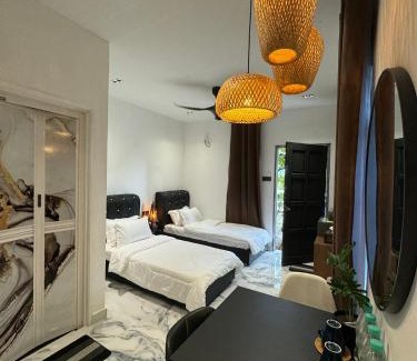 Central Seberang Perai Casa | Stylish Balinimo Guest room - King Bed, Free Netflix, Prime & Wi-Fi Near Bukit Mertajam
