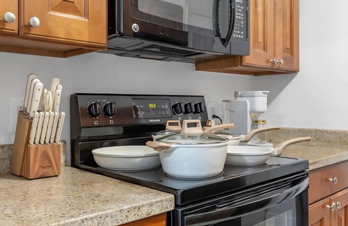 SoHo Apartamento | Stylish Bayshore Retreat | Pool, Gym, free Parking
