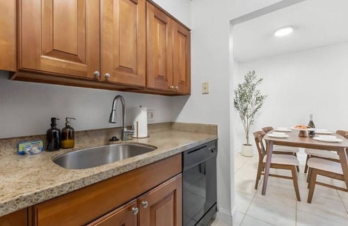 SoHo Apartamento | Stylish Bayshore Retreat | Pool, Gym, free Parking