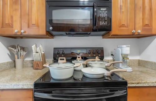 SoHo Apartamento | Stylish Bayshore Retreat | Pool, Gym, free Parking
