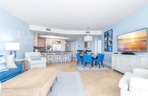 Orange Beach East Condominio | Stylish Bayside Condo with Spacious Balcony Overlooking Outdoor Pool Deck. Complimentary Boat Slip!