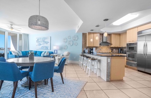 Orange Beach East Condominio | Stylish Bayside Condo with Spacious Balcony Overlooking Outdoor Pool Deck. Complimentary Boat Slip!