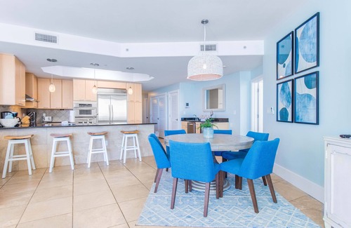 Orange Beach East Condominio | Stylish Bayside Condo with Spacious Balcony Overlooking Outdoor Pool Deck. Complimentary Boat Slip!