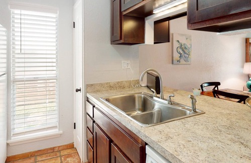 Sailhouse Condominio | Stylish Bayside Retreat: Pool, Tennis, Boat Launch – Near Dining & Shopping