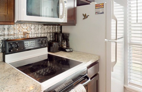 Sailhouse Condominio | Stylish Bayside Retreat: Pool, Tennis, Boat Launch – Near Dining & Shopping