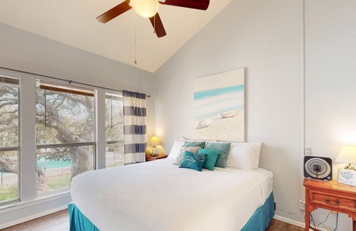 Sailhouse Condominio | Stylish Bayside Retreat: Pool, Tennis, Boat Launch – Near Dining & Shopping
