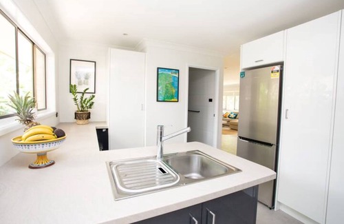 Ocean Shores Casa | STYLISH Beach house - 9 min walk to SOUTH GOLDEN beach! BOOK BLUESFEST!!