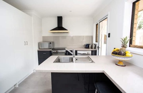 Ocean Shores Casa | STYLISH Beach house - 9 min walk to SOUTH GOLDEN beach! BOOK BLUESFEST!!