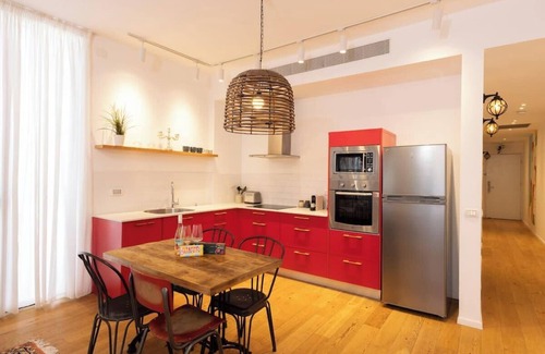 Tel Aviv City Center Apartamento | Stylish Beach Getaway Steps from Carmel Market!