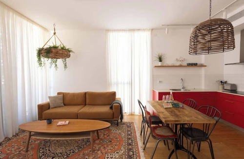 Tel Aviv City Center Apartamento | Stylish Beach Getaway Steps from Carmel Market!