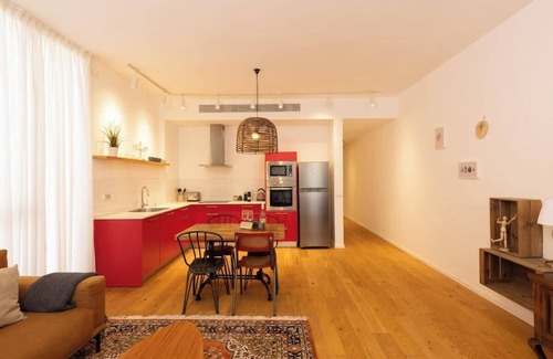Tel Aviv City Center Apartamento | Stylish Beach Getaway Steps from Carmel Market!