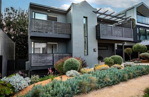 Barwon Heads Casa | Stylish Beach House Retreat - Close to River & Shops