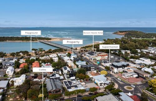Barwon Heads Casa | Stylish Beach House Retreat - Close to River & Shops
