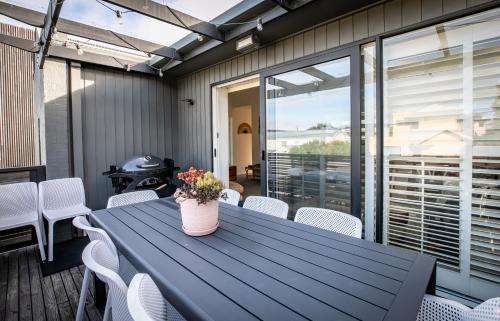 Barwon Heads Casa | Stylish Beach House Retreat - Close to River & Shops