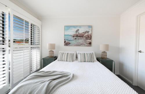 Barwon Heads Casa | Stylish Beach House Retreat - Close to River & Shops