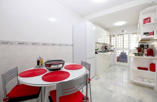 La Gaspara Apartamento | Elegante apartamento frente al mar, clima y Wifi, Frente a la playa y a poca distancia de Estepona