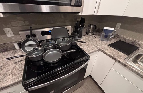Downtown Des Moines Apartamento | Stylish Black-themed Apartment in Des Moines