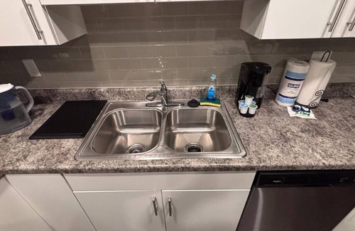 Downtown Des Moines Apartamento | Stylish Black-themed Apartment in Des Moines