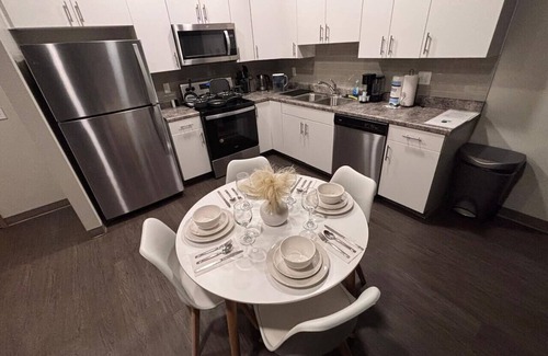 Downtown Des Moines Apartamento | Stylish Black-themed Apartment in Des Moines