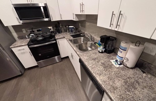 Downtown Des Moines Apartamento | Stylish Black-themed Apartment in Des Moines