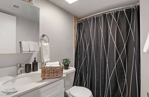 Lake View East Apartamento | Stylish 2BR Apt: Your Gateway to Chicago Bliss!