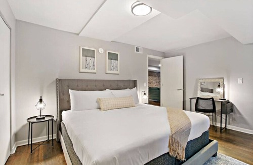 Lake View East Apartamento | Stylish 2BR Apt: Your Gateway to Chicago Bliss!