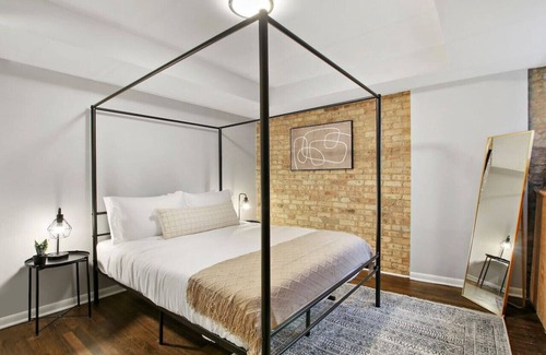 Lake View East Apartamento | Stylish 2BR Apt: Your Gateway to Chicago Bliss!