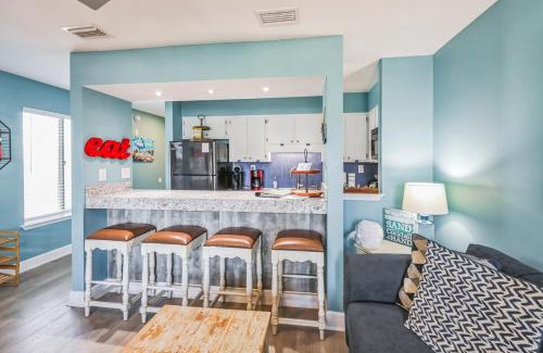 Holiday Beach Apartamento | Stylish Blue Getaway - Beach Access - Shared Pool