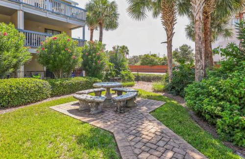 Holiday Beach Apartamento | Stylish Blue Getaway - Beach Access - Shared Pool