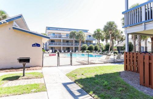Holiday Beach Apartamento | Stylish Blue Getaway - Beach Access - Shared Pool