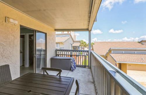 Holiday Beach Apartamento | Stylish Blue Getaway - Beach Access - Shared Pool