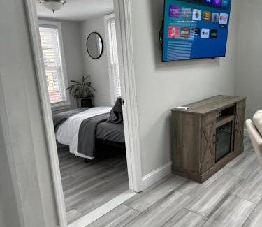 West Street - River Street Apartamento | Stylish Boston 2nd floor unit, You are going to love it!