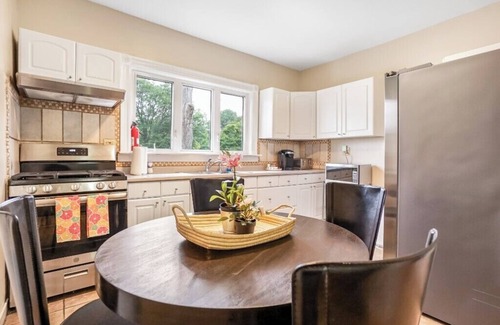 Lower Washington - Mount Hope Casa | Stylish Boston Getaway Near Arboretum & T Station!