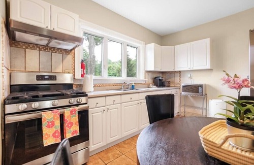 Lower Washington - Mount Hope Casa | Stylish Boston Getaway Near Arboretum & T Station!