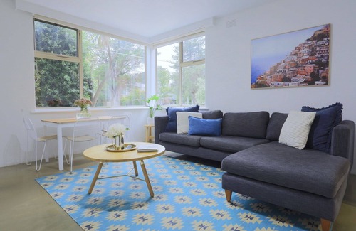 St Kilda West Apartamento | Elegante Boutique Stay, a metros de playa, restaurantes, parques y tranvía.