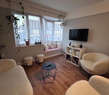 London Borough of Bromley Apartamento | Stylish BR3 Flat Direct train to LDN Bridge and Waterloo and Charing X