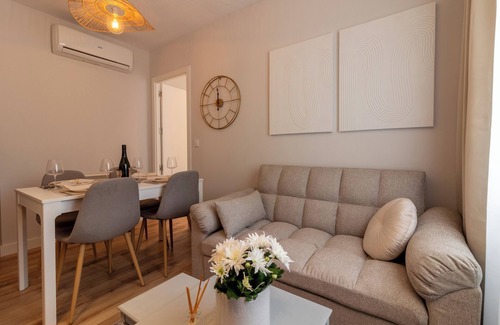 Navas Apartamento | *** Stylish Brand New Apt 5 guests A/C El Clot @22 District