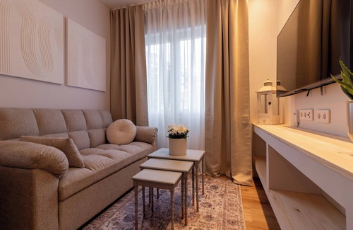Navas Apartamento | *** Stylish Brand New Apt 5 guests A/C El Clot @22 District