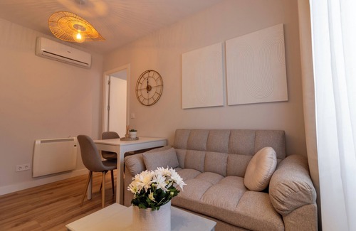 Navas Apartamento | *** Stylish Brand New Apt 5 guests A/C El Clot @22 District