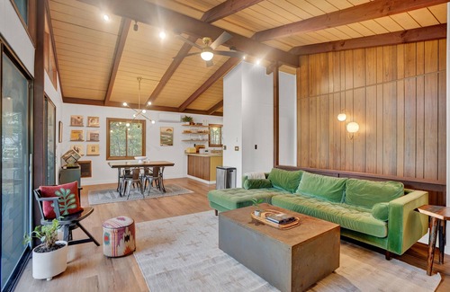 Gouldsboro Chalet De Esquí | Stylish Cabin in Poconos Resort - Indoor/Outdoor Pools, Lakes, Kayaks, and more!