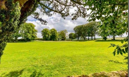 Kirkmichael Casa | Stylish Cabin with Countryside Views and King Bed