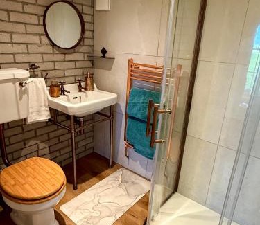 Kirkmichael Casa | Stylish Cabin with Countryside Views and King Bed