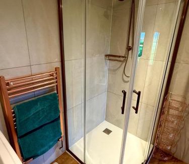 Kirkmichael Casa | Stylish Cabin with Countryside Views and King Bed