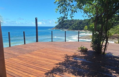 Itacare Chalet De Esquí | Stylish cabin with large deck overlooking Costa and Tiririca beaches.